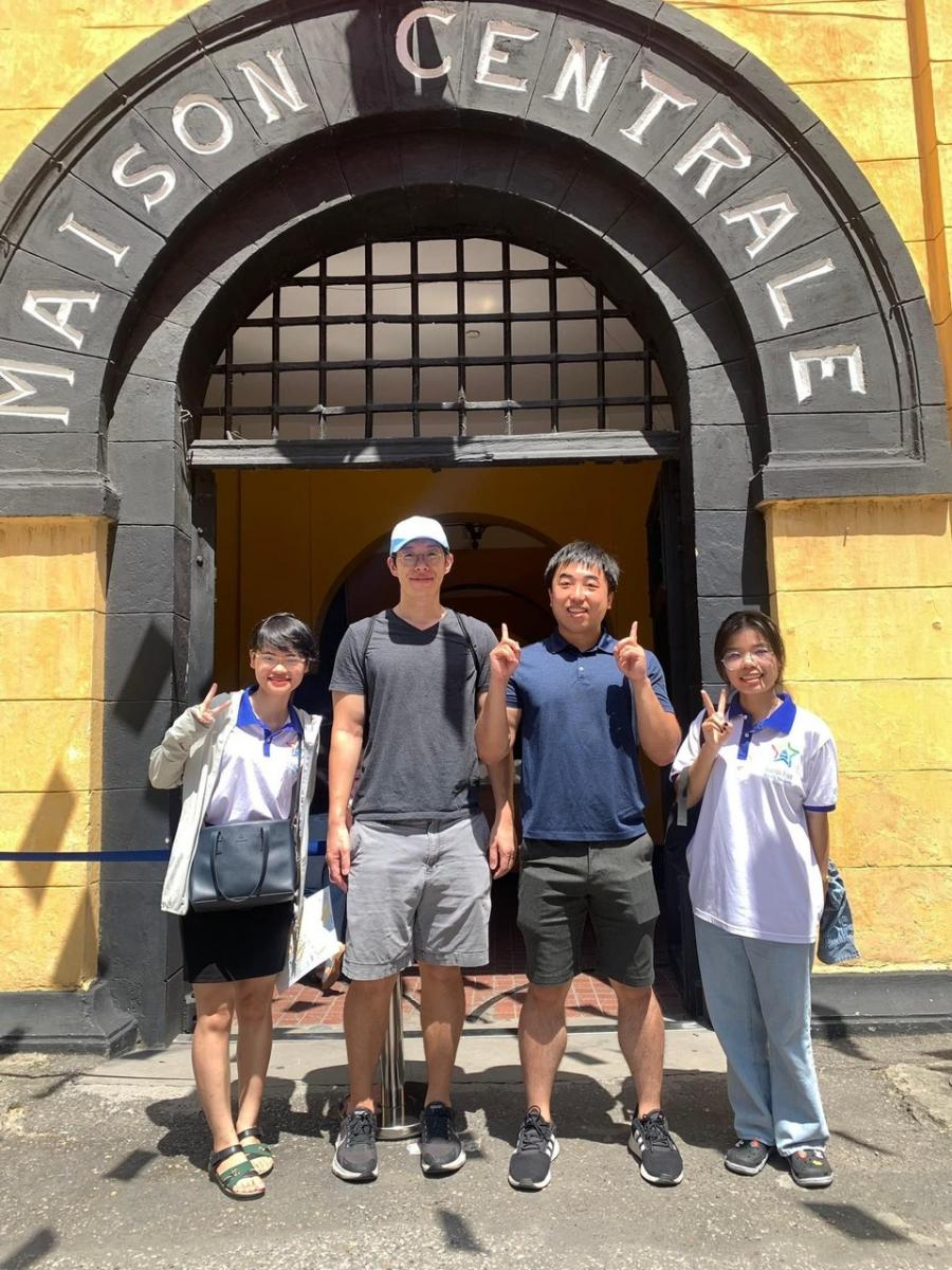 du khách cùng thành viên trong CLB Hanoi Free Private Tour Guide chụp ảnh kỷ niệm